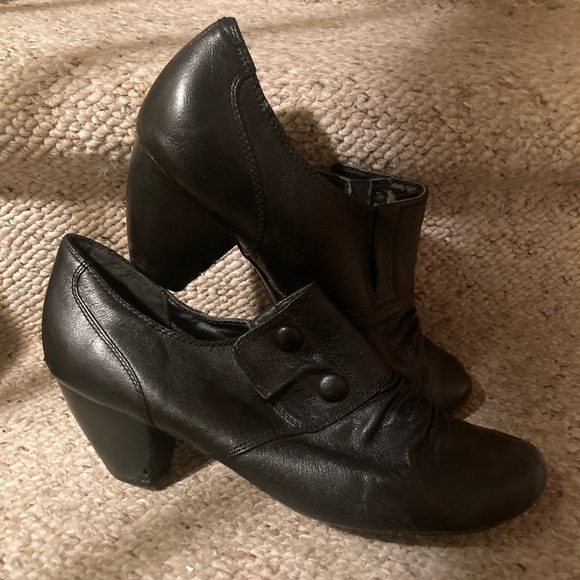BareTraps Peanut Ankle Bootie - Black Fashion Boot With Hidden Wedge & Knit Detail